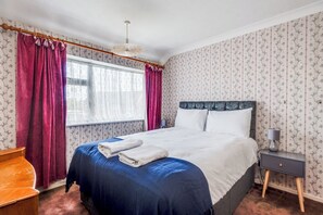 3 bedrooms, iron/ironing board, WiFi, bed sheets