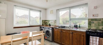 Kidlington 3 BR House & parking & large garden