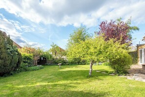 Property grounds - Kidlington 3 BR House & parking & large garden (Kidlington)