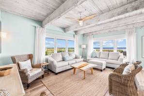 TV, video games, foosball - Island Kisses and Starfish Wishes: Beachfront, 6 bedrooms, private pool (St. George Island)