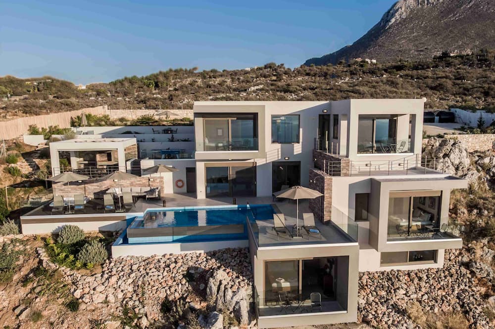 A Gorgeous Villa in Kokkino Horio