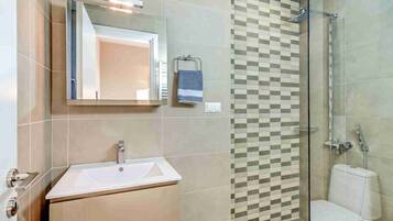 Villa Luxury, balcone, vista mare | Bagno | Soffione a pioggia, asciugamani