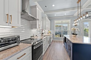 Fridge, microwave, oven, stovetop - The Quiet Storm - Walk to Beach - 4BR/3BA - 3 Living Areas (North Myrtle Beach)