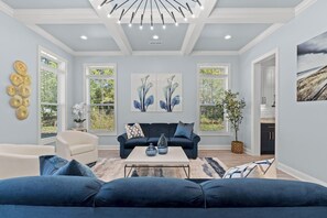 TV - The Quiet Storm - Walk to Beach - 4BR/3BA - 3 Living Areas (North Myrtle Beach)