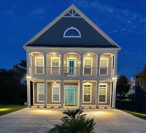 Exterior - The Quiet Storm - Walk to Beach - 4BR/3BA - 3 Living Areas (North Myrtle Beach)