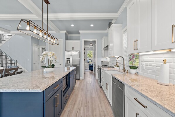 Fridge, microwave, oven, stovetop - The Quiet Storm - Walk to Beach - 4BR/3BA - 3 Living Areas (North Myrtle Beach)