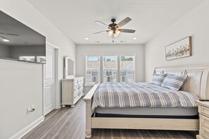 4 bedrooms, free WiFi, bed sheets - Golf*Dining*Shopping @ Townes 5121 Barefoot Resort (North Myrtle Beach)