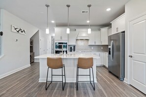 Fridge, microwave, oven, stovetop - Golf*Dining*Shopping @ Townes 5121 Barefoot Resort (North Myrtle Beach)