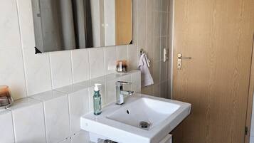 Hiustenkuivaaja, saippua, sampoo, vessapaperi