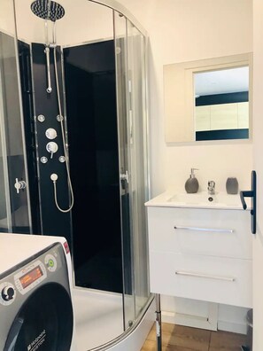 Dusche, Haartrockner, Handtücher, Toilettenpapier