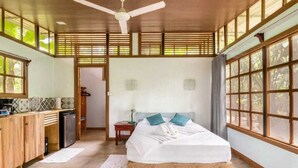 A room with a bed, a desk, and a window. - Kinkajoungalows (Drake Bay)