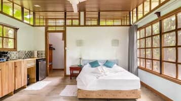 Estudio Deluxe, balcón, vista al jardín | Muebles diferentes, escritorio y espacio para trabajar con laptop
