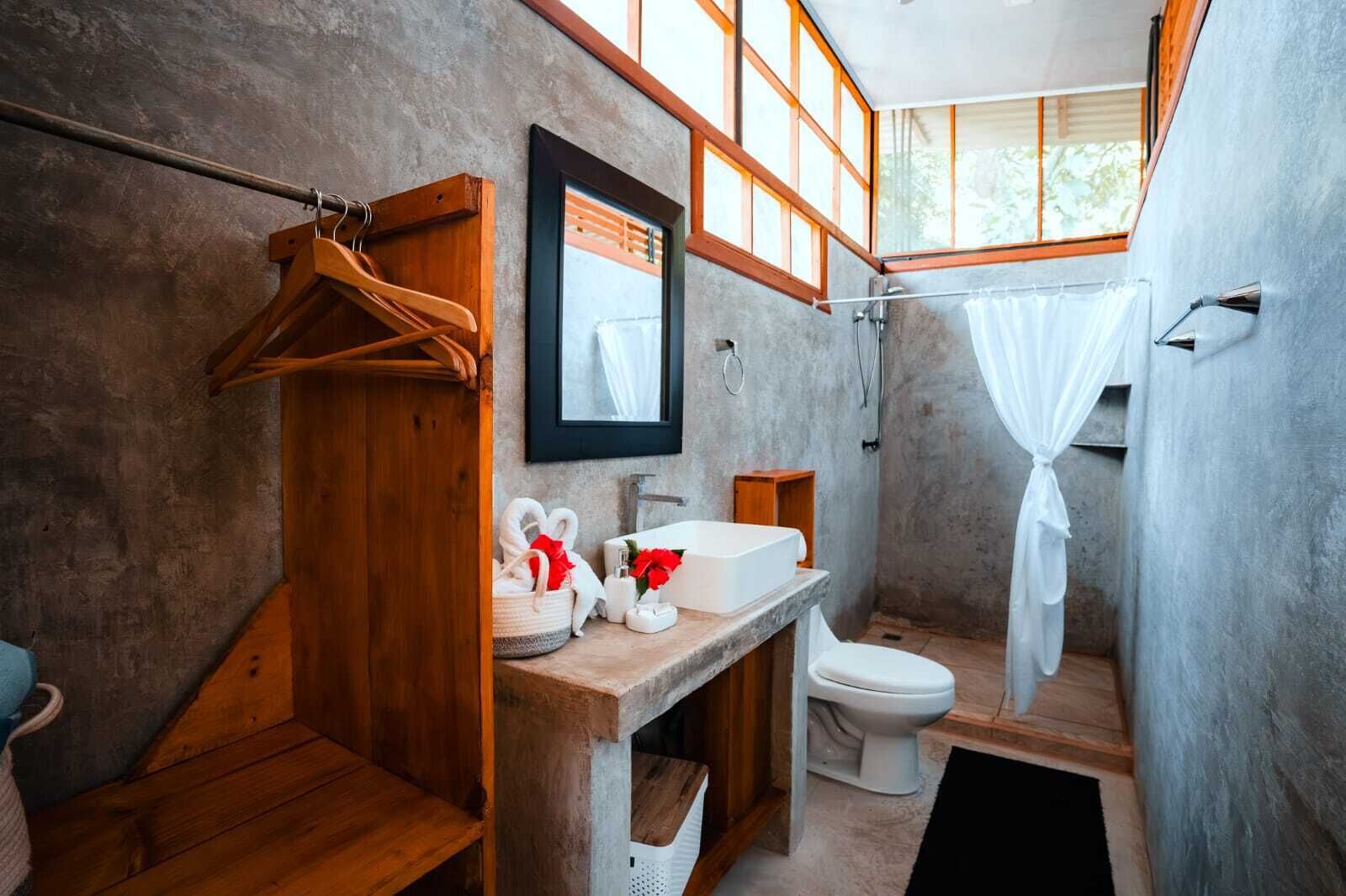 Comfort Studio, Balcony, Garden View | Bilik Mandi | Pancuran mandi, hulu semburan mandi hujan, tuala disediakan, sabun 