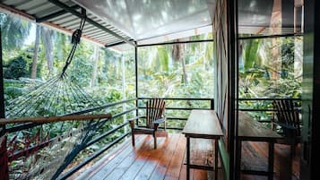 Estudio Confort, balcón, vista al jardín | Terraza o patio