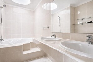 Douche, sèche-cheveux, serviettes fournies