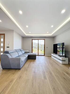 60-inch LED TV with cable channels, fireplace - Villa Faísca (Funchal)