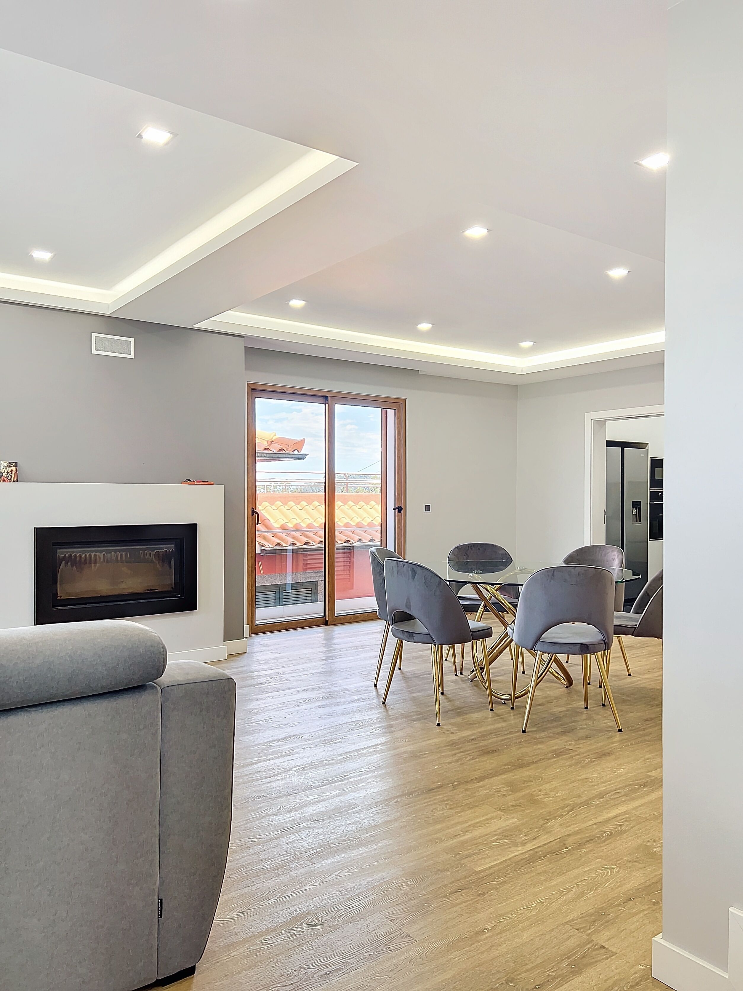 케이블 채널 시청이 가능한 60인치 LED TV, 벽난로