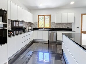 Deluxe House | Private kitchen | Full-sized fridge, microwave, oven, stovetop - Villa Faísca (Funchal)