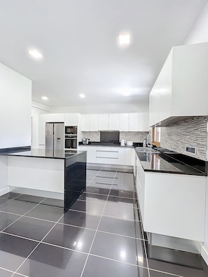 Rumah Deluks | Dapur pribadi | Lemari es besar, microwave, oven, dan kompor