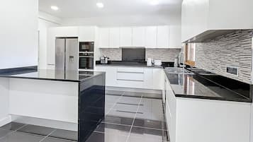 Deluxe House | Private kitchen | Full-size fridge, microwave, oven, stovetop