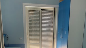 A bedroom with a bed, a wardrobe, and a sliding door. - Pizzo, Costa Degli Dei - Terrazza Sul Mare (Pizzo)