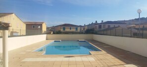 Outdoor pool - Maison Mitoyenne Duplex de 35m2, 7 Minutes de la Plage par des Passages Piétons (La Seyne-sur-Mer)