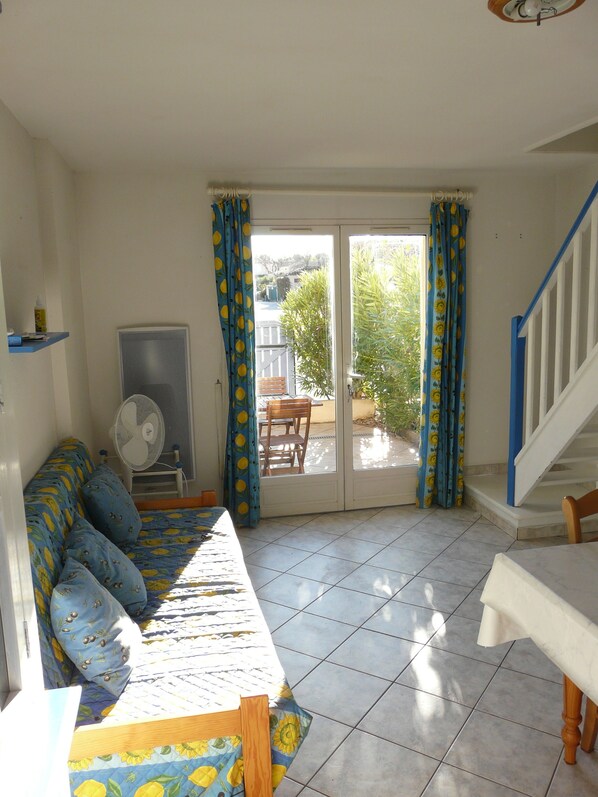 Living area - Maison Mitoyenne Duplex de 35m2, 7 Minutes de la Plage par des Passages Piétons (La Seyne-sur-Mer)