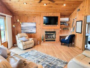 Smart TV, chimenea y libros 