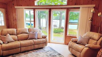 TV connectée, cheminée, livres