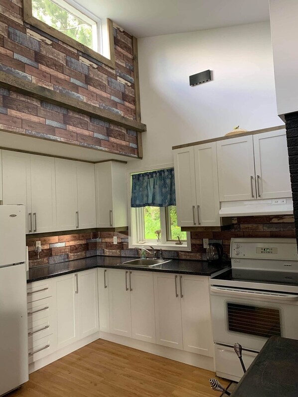 Réfrigérateur, four à micro-ondes, un four, surface de cuisson