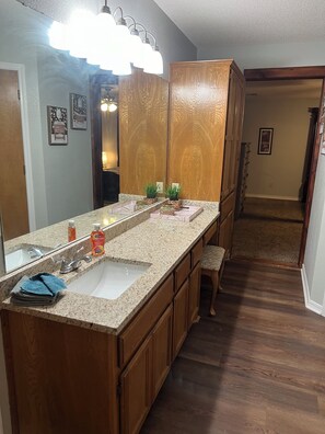 Regadera, toallas, jabón, shampoo 