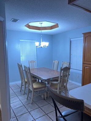Dining - Large Private 6 bedroom/2 bath š” (Wichita Falls)