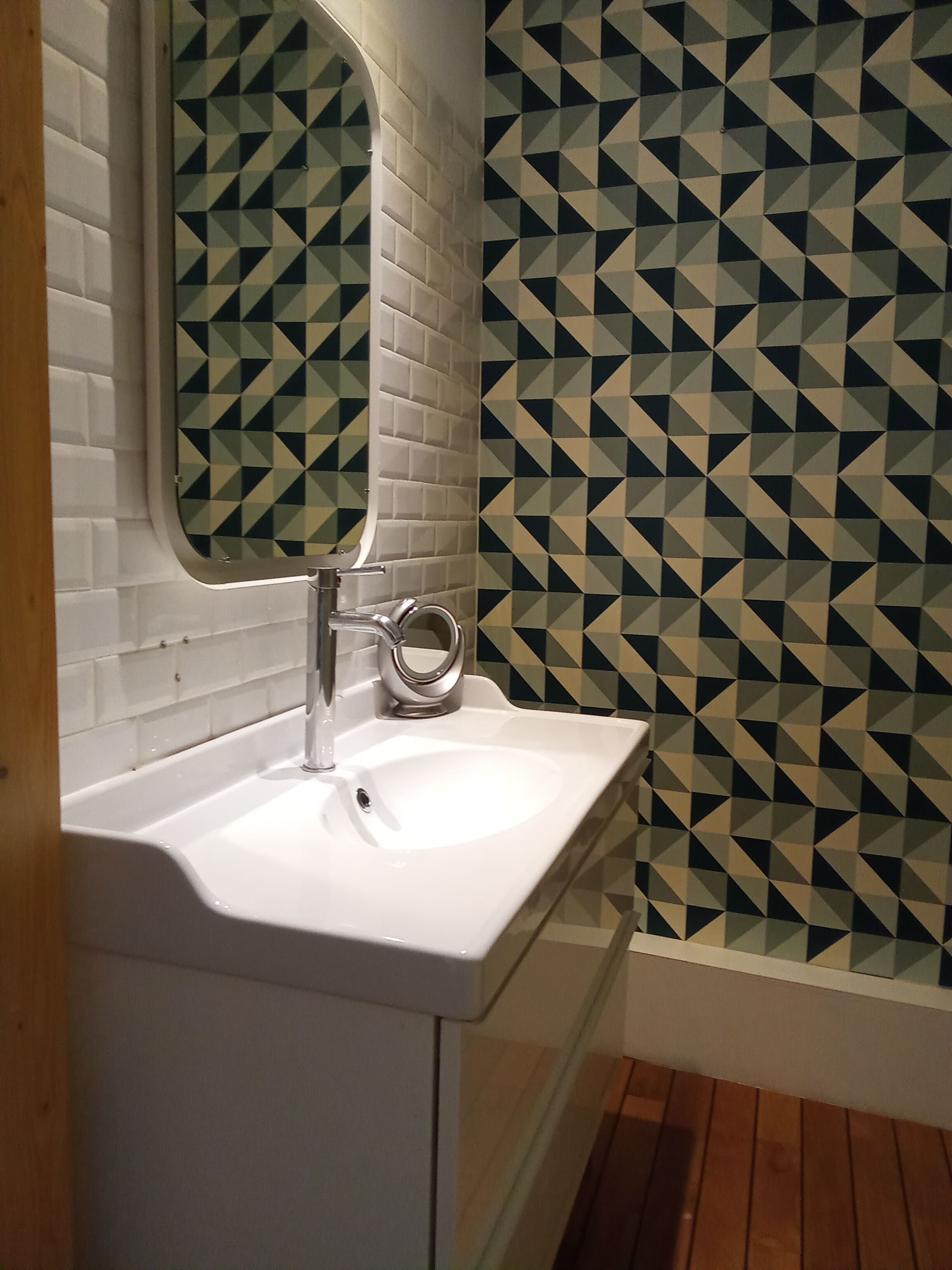 Douche, séchoir à cheveux, serviettes fournies, savon
