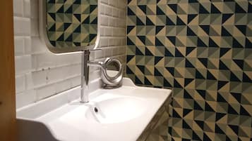 Douche, séchoir à cheveux, serviettes fournies, savon