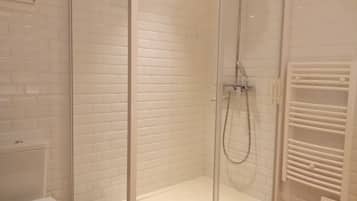 Douche, sĂšche-cheveux, serviettes fournies, savon