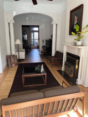 Smart TV, offices, computer monitors, printers - Grand Victorian in Charles Village (Baltimore)