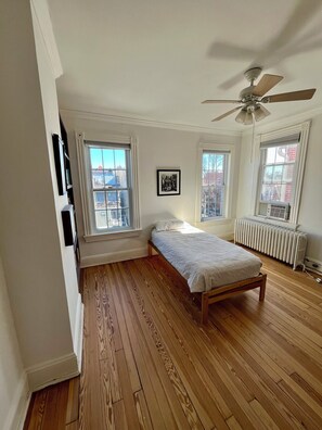 6 soverom, skrivebord, strykejern/-brett og wi-fi (inkludert)