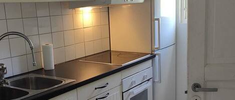 House | Private kitchen | Fridge, microwave, oven, stovetop