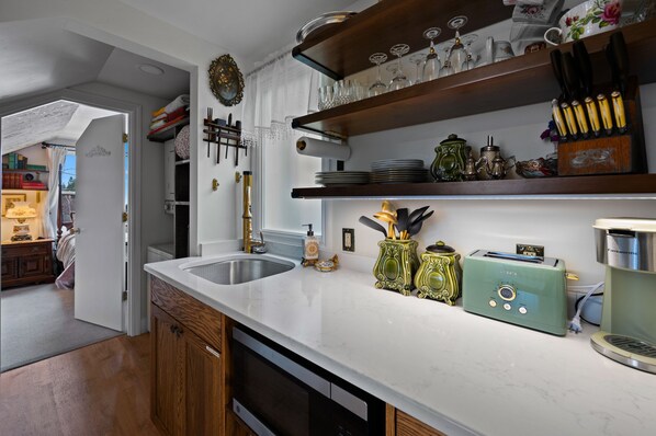 冷蔵庫、電子レンジ、コーヒー / ティーメーカー、調理器具と食器