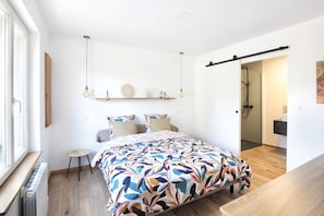 4 bedrooms, travel cot, free WiFi, bed sheets