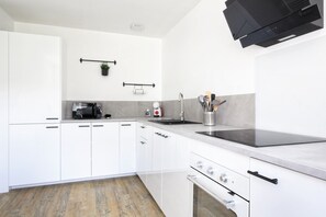 Fridge, microwave, oven, dishwasher - L'Eden E&M - Belle maison 8 voyageurs (Portbail)