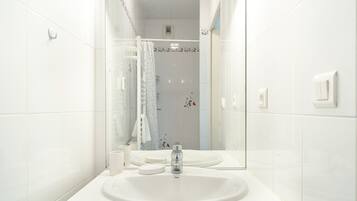 SĂšche-cheveux, serviettes fournies