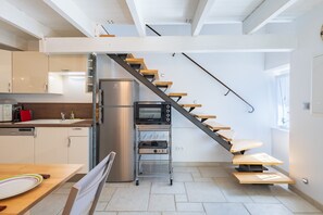 Kühlschrank, Mikrowelle, Ofen, Geschirrspüler