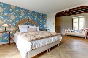 1 habitación, tabla de planchar con plancha, wifi gratis y ropa de cama 