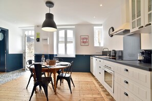 Kühlschrank, Mikrowelle, Ofen, Geschirrspüler