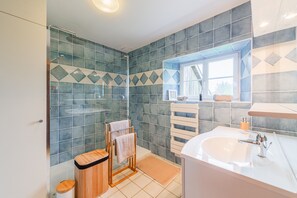 Kostenlose Toilettenartikel, Haartrockner, Handtücher