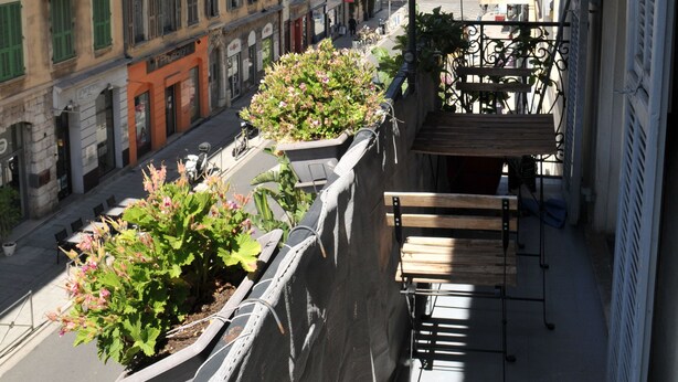 A balcony with a white canopy, a wooden bench, and potted plants. - Magnifique Appartement Plein Centre Nice. 170 m2, 4 cc, 3sdb, Deux pas de Tout (Nice)