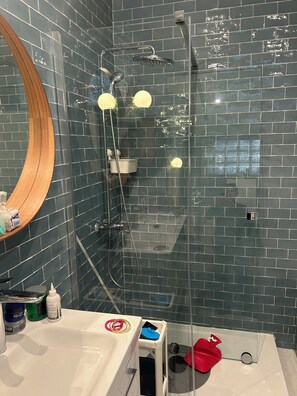 Ducha, secador de pelo, toallas y jabón