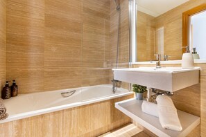 Secador de pelo, bidet, toallas, jabón