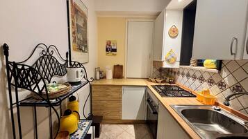 Frigorifero, microonde, forno, piano cottura